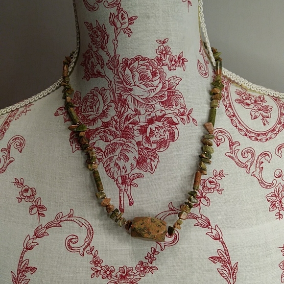 Vintage stone look beaded necklace - Picture 4 of 4